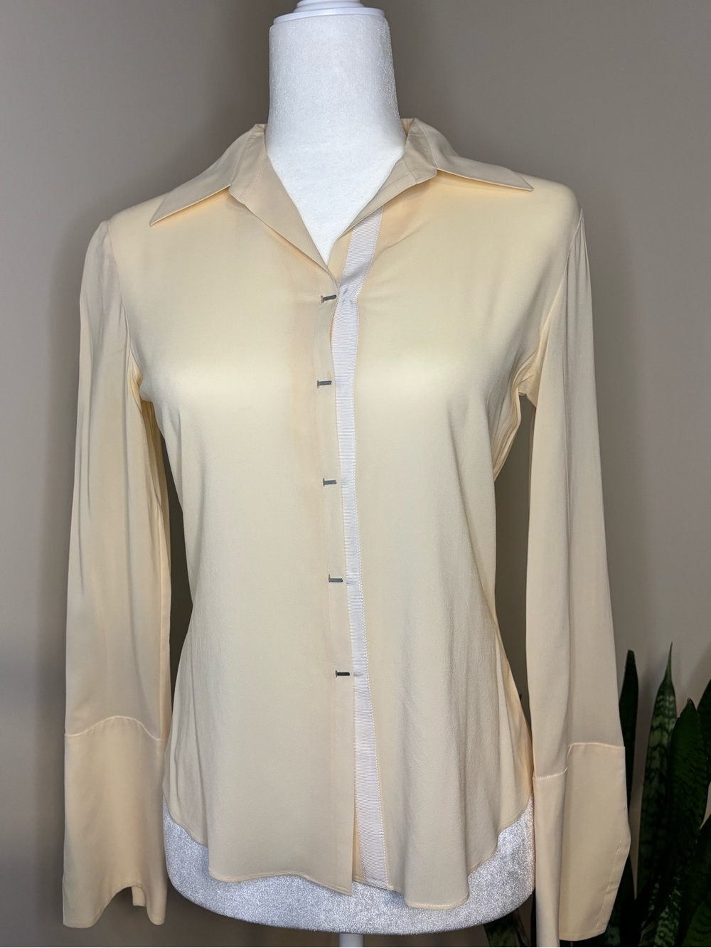 Elie Tahari 95% Silk , 5% spandex cream/yellow blouse XS